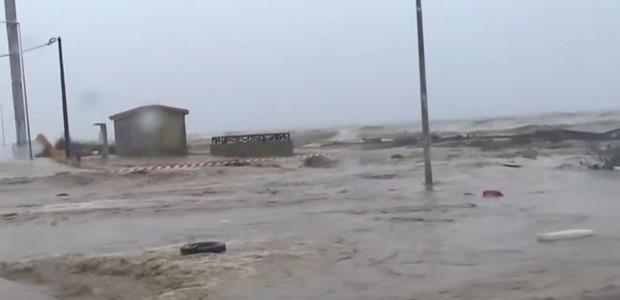 Προβλήματα στα παράλια από την κακοκαιρία